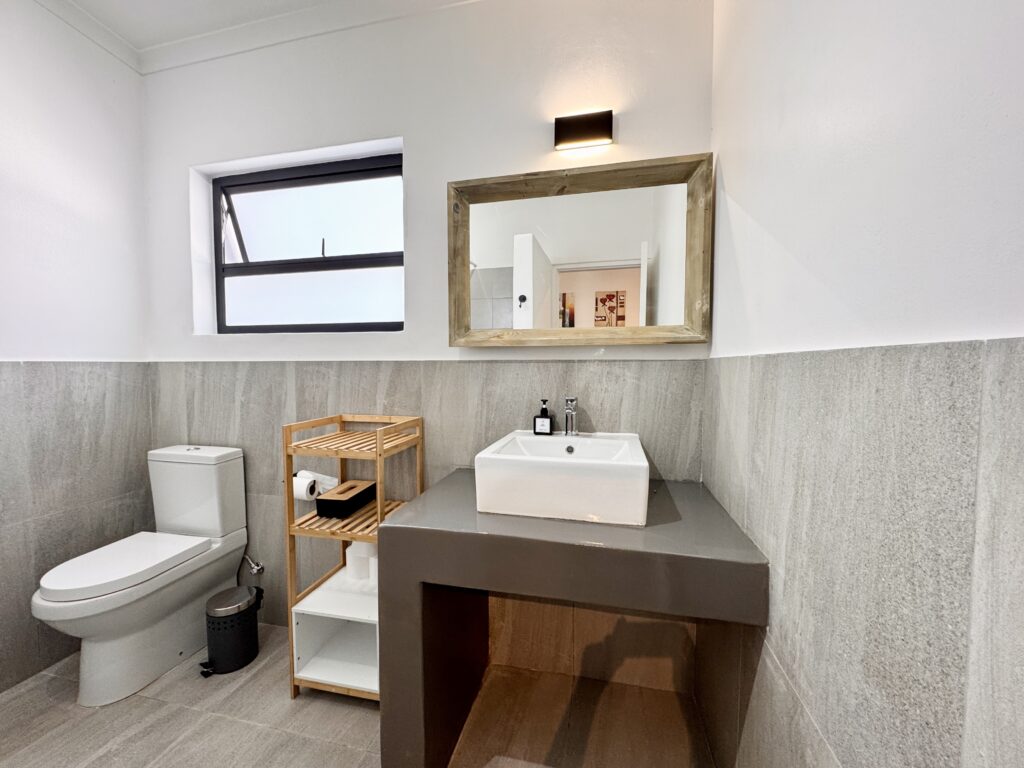 Spacious bathroom at House Sworyx guesthouse